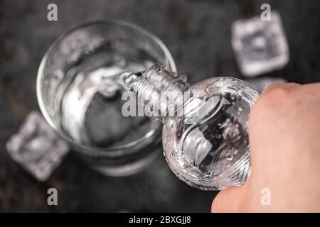 Etwas gekühltes Mineralwasser (detaillierte Nahaufnahme; selektiver Fokus) Stockfoto