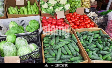 Verkauf von frischem und biologischem Obst und Gemüse auf dem Bauernmarkt. In den Boxen für die Auswahl gibt es Produkte für eine gesunde Ernährung. Blick von der Abov Stockfoto