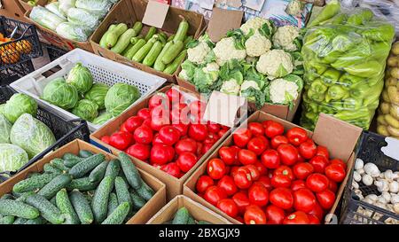 Verkauf von frischem und biologischem Obst und Gemüse auf dem Bauernmarkt. In den Boxen für die Auswahl gibt es Produkte für eine gesunde Ernährung. Blick von der Abov Stockfoto