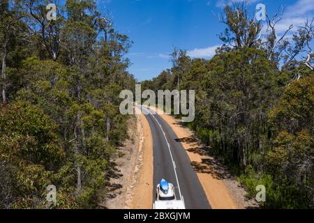 Luftaufnahme einer Straße durch den Nannup State Forest in Western Australia Stockfoto