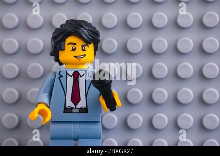 Tambow, Russland - 04. Juni 2020 Porträt von Lego Reporter Minifigur mit Mikrofon vor grauem Grundplattenhintergrund. Studioaufnahme. Stockfoto