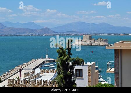 Blick auf Burg Bourtzi und Leuchtturm in Nafplio. Stockfoto