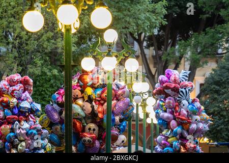 Bunte Ballons zum Verkauf in der zentralen City Square genannt Zocalo de Puebla in Puebla, Mexiko. Stockfoto