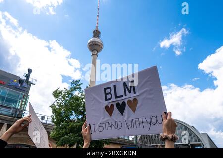 Berlin, Deutschland. Juni 2020. 06.06.2020, Berlin, mobilisiert die Bewegung Black Lives Matter rund 15,000 Menschen in der deutschen Hauptstadt, um gegen Rassismus und politische Gewalt zu demonstrieren. Der Protest richtet sich gegen den gewaltsamen Tod des Afrikaners George Floyd aus Minneapolis, USA, der bei einer Polizeioperation getötet wurde. Trotz der Corona-Entfernungsregeln stehen die Demonstranten am Alexanderplatz dicht beieinander. Kredit: dpa/Alamy Live News Stockfoto