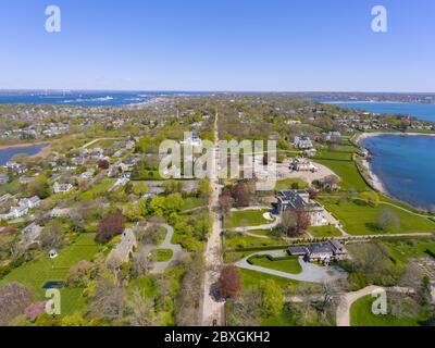 Historische Herrenhäuser und Cliff Walk in Bellevue Avenue Historic District Luftaufnahme in Newport, Rhode Island RI, USA. Stockfoto