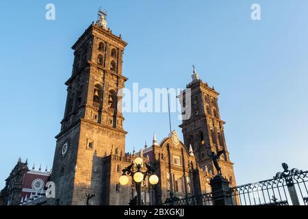 Die römisch-katholische Puebla Kathedrale auf dem zentralen Stadtplatz, genannt Zocalo de Puebla in Puebla, Mexiko. Stockfoto