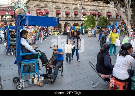 Familien genießen einen Abend auf dem zentralen Platz der Stadt, dem Zocalo de Puebla in Puebla, Mexiko. Stockfoto