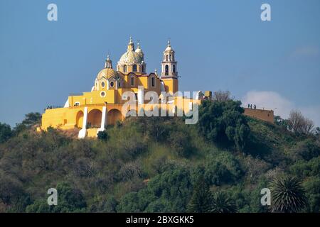 Fassade der Kirche Virgen de Los Remedios in San Pedro Cholula außerhalb von Puebla, Mexiko. Die Kirche wurde auf einer Pyramide vor der spanischen Eroberung Mexikos erbaut. Stockfoto