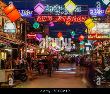 SIEM REAP, KAMBODSCHA - 29. MÄRZ 2017: Bars, Restaurants und Lichter entlang der Pub Street in Siem Reap Kambodscha bei Nacht. Viele Menschen sind zu sehen. Stockfoto