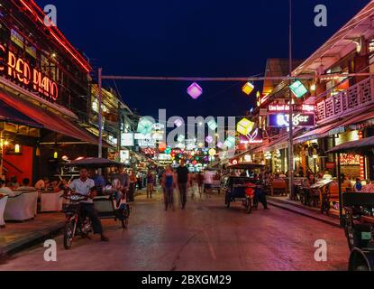 SIEM REAP, KAMBODSCHA - 29. MÄRZ 2017: Bars, Restaurants und Lichter entlang der Pub Street in Siem Reap Kambodscha bei Nacht. Viele Menschen sind zu sehen. Stockfoto