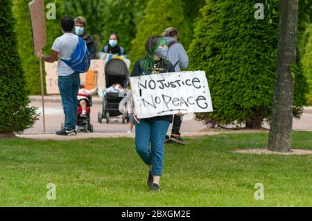 Glasgow, Schottland, Großbritannien. Juni 2020. Ein Demonstrator mit einem Schild, das No Justice No Peace bei der Black Lives Matter-Kundgebung in Glasgow Green sagt, protestiert gegen den Tod von George Floyd, der am 25. Mai in Minneapolis, Minnesota, USA, in Polizeigewahrsam starb. Kredit: Skully/Alamy Live News Stockfoto