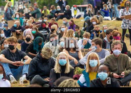 13. august 2019 Menschen versammeln sich zu einem Protest gegen Rassismus #blm #blacklivesmatters am 7. Juni 2020 in Maastricht, Niederlande 07-06-2020: Nieuws: Anti Discriminatie Demonstratie: Maastricht Maastricht, De Griend, Black Lifes Matter Demonstratie Stockfoto