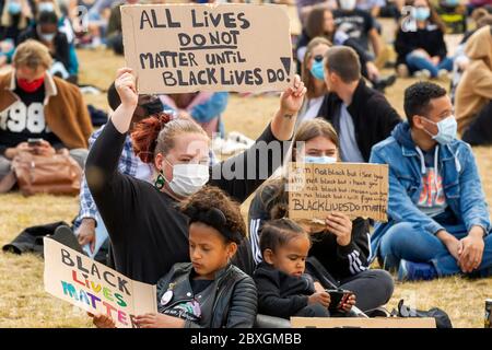 13. august 2019 Menschen versammeln sich zu einem Protest gegen Rassismus #blm #blacklivesmatters am 7. Juni 2020 in Maastricht, Niederlande 07-06-2020: Nieuws: Anti Discriminatie Demonstratie: Maastricht Maastricht, De Griend, Black Lifes Matter Demonstratie Stockfoto