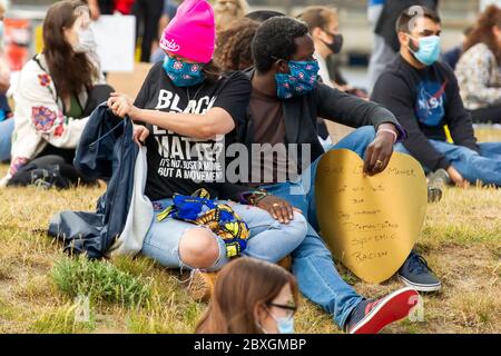 13. august 2019 Menschen versammeln sich zu einem Protest gegen Rassismus #blm #blacklivesmatters am 7. Juni 2020 in Maastricht, Niederlande 07-06-2020: Nieuws: Anti Discriminatie Demonstratie: Maastricht Maastricht, De Griend, Black Lifes Matter Demonstratie Stockfoto