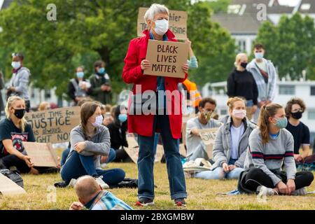 13. august 2019 Menschen versammeln sich zu einem Protest gegen Rassismus #blm #blacklivesmatters am 7. Juni 2020 in Maastricht, Niederlande 07-06-2020: Nieuws: Anti Discriminatie Demonstratie: Maastricht Maastricht, De Griend, Black Lifes Matter Demonstratie Stockfoto