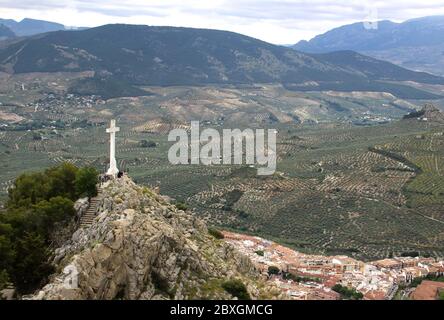 Blick auf ein monumentales Kreuz vom Castillo de aus gesehen Santa Catalina (Burg von Saint Catalina) in der Nähe von Jaen Andalusien Spanien Stockfoto