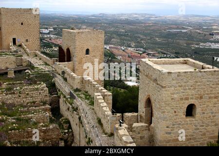 Ruinen des Castillo de Santa Catalina (Burg von Saint Catalina) In der Nähe von Jaen mit Türmen und Innenmauern und Landschaft Andalusien Spanien Stockfoto