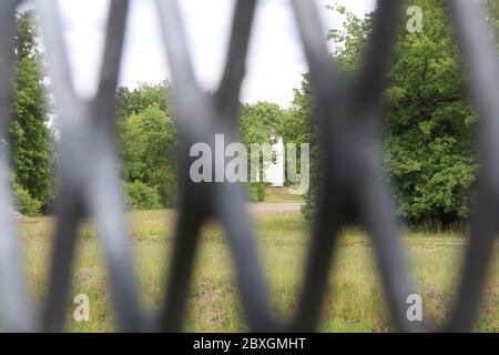 07. Juni 2020, Sachsen-Anhalt, Böckwitz: Blick auf einen Aussichtsturm auf dem Grenznaturpfad in Böckwitz. Die Nachbarorte Zicherie und Böckwitz wurden während der Teilung Deutschlands getrennt. Im Grenzmuseum Backwitz und Zichorie wird die Geschichte aufgeschrieben. Teil des Grenzmuseums ist auch ein Grenznaturpfad mit Originalstücken der ehemaligen Grenzbefestigungen. Foto: Matthias Bein/dpa-Zentralbild/dpa Stockfoto