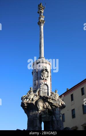 Triumph des heiligen Raphael (Triunfo de San Rafael de la Puerta del Puente) Hohe Statue in Cordoba Andalusien Spanien Stockfoto