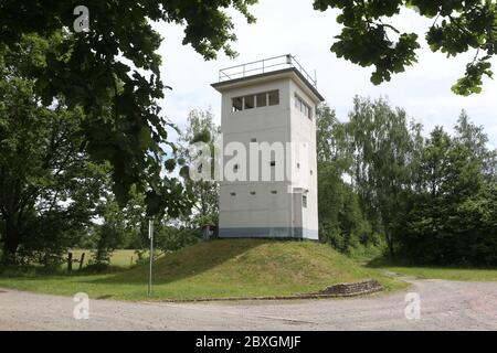07. Juni 2020, Sachsen-Anhalt, Böckwitz: Blick auf einen Aussichtsturm auf dem Grenznaturpfad in Böckwitz. Die Nachbarorte Zicherie und Böckwitz wurden während der Teilung Deutschlands getrennt. Im Grenzmuseum Backwitz und Zichorie wird die Geschichte aufgeschrieben. Teil des Grenzmuseums ist auch ein Grenznaturpfad mit Originalstücken der ehemaligen Grenzbefestigungen. Foto: Matthias Bein/dpa-Zentralbild/ZB Stockfoto