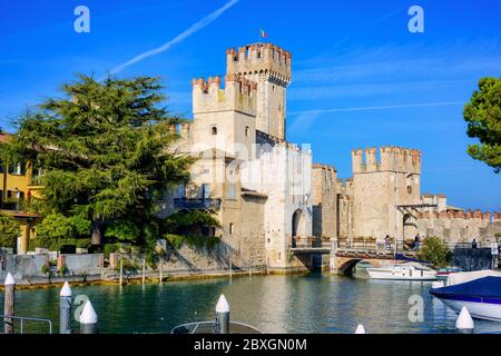 Mittelalterliche Scaligero Burg im historischen Stadtzentrum von Sirmione am Gardasee, ist eine der am besten erhaltenen Burgen in Italien Stockfoto