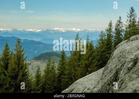 Panoramablick auf die malerische Landschaft der Karpaten mit Waldhängen, Bergketten und Gipfeln. Urlaub in den Bergen. Blick aus dem Stockfoto