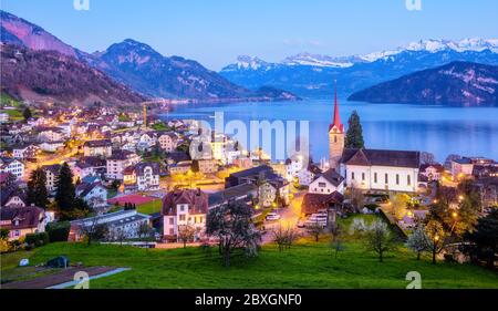 Weggis, ein malerisches Dorf am Vierwaldstättersee Schweiz, am späten Abend. Weggis ist ein beliebtes Touristenziel in den schweizer Alpen. Stockfoto