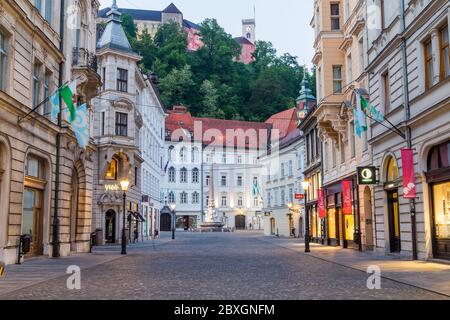 LJUBLJANA, SLOWENIEN - 27. MAI 2016: Blick auf den Stadtplatz Ljubljana am Morgen. Die Burg von Ljubljana ist in der Ferne zu sehen. Stockfoto