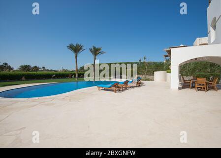 Luxus-Villa zeigen zu Hause in tropischen Sommer-Ferienresort mit Pool und Blick auf den Garten Stockfoto