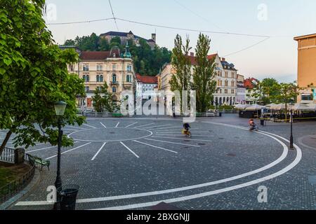 LJUBLJANA, SLOWENIEN - 27. MAI 2016: Blick vom Preseren Platz auf den Stadtplatz, die Burg von Ljubljana und die Dreifachbrücken. Gebäude Stockfoto