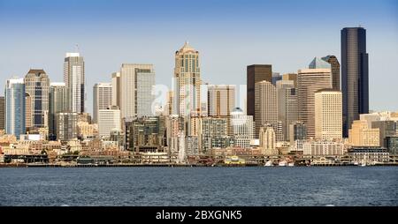 SEATTLE, WASHINGTON STATE, USA - JUNI 2018: Stadtbild der Innenstadt von Seattle von der Bucht aus gesehen. Stockfoto