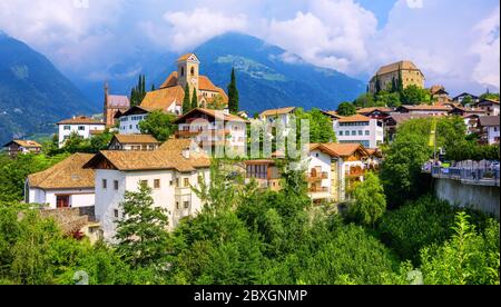 Malerische Altstadt von Schenna (Schenna) in Meran, Italien, ein beliebtes Reiseziel in den Südtiroler Alpen Stockfoto