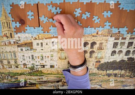 Konzentriert auf die Zusammenstellung eines Puzzles Stockfoto