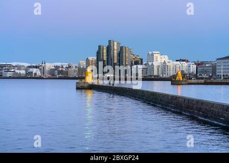 Junge Mädchen zu Fuß in der Nähe von Reykjavik Hafen - Reykjavíkurhöfn Stockfoto