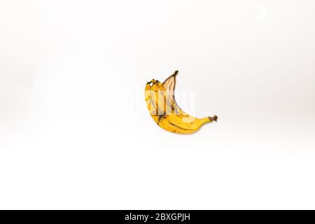 Verdorbene Bananenschale auf einem isolierten weißen Hintergrund Stockfoto