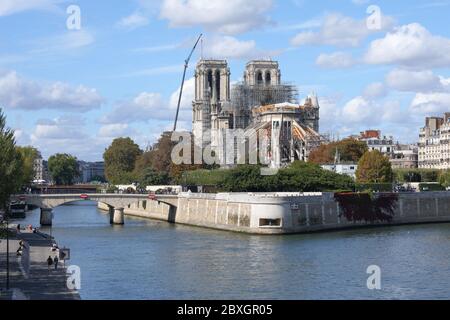 Paris, Frankreich - 23. September 2019: Rückansicht der Kathedrale Notre Dame de Paris auf der Insel Cite. Die Kathedrale wird nach dem Brand vom April 15 umgebaut Stockfoto