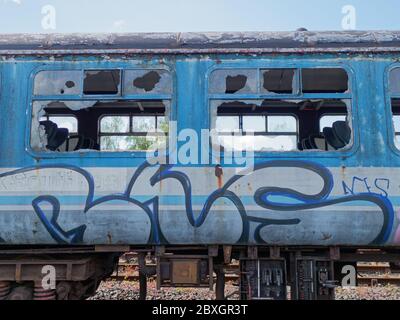 Graffiti und Vandalismus auf alten verlassenen Eisenbahnwaggons, auf der East Lancashire Railway. Stockfoto