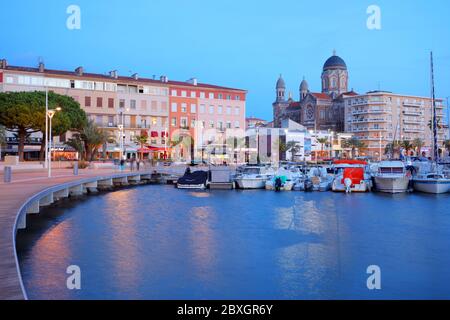 Saint Raphael, Frankreich - 25. September 2019: Jachthafen in der Bucht von Saint Raphael gegen die Basilika Notre-Dame de la Victoire. Gegründet im 18. Jahrhundert, ist Saint Raphael heute ein beliebtes Urlaubsziel Stockfoto