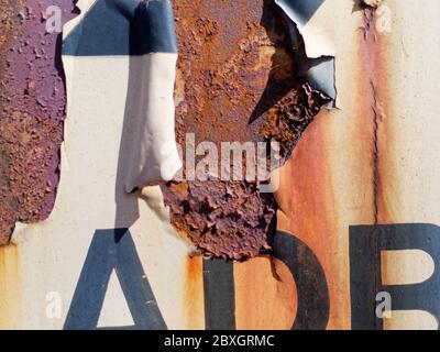 Graffiti und Vandalismus auf alten verlassenen Eisenbahnwaggons, auf der East Lancashire Railway. Stockfoto