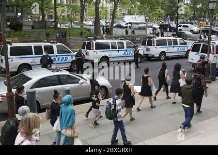 Memorial Versammlung und Demonstration zu Ehren George Floyd am Cadman Plaza in Brooklyn, der von Minneapolis Polizei ermordet wurde. Stockfoto