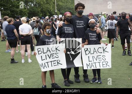 Memorial Versammlung und Demonstration zu Ehren George Floyd am Cadman Plaza in Brooklyn, der von Minneapolis Polizei ermordet wurde. Stockfoto