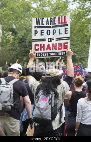 Memorial Versammlung und Demonstration zu Ehren George Floyd am Cadman Plaza in Brooklyn, der von Minneapolis Polizei ermordet wurde. Stockfoto