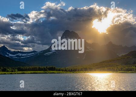 Schöner Sonnenuntergang über der Bergkette und Swiftcurrent See im Glacier National Park, Montana Stockfoto