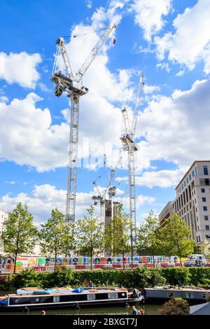 Kraniche, die während der Sanierung des Regent's Canal bei King's Cross, London, Großbritannien, hoch ragen Stockfoto