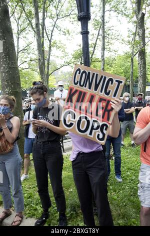 Memorial Versammlung und Demonstration zu Ehren George Floyd am Cadman Plaza in Brooklyn, der von Minneapolis Polizei ermordet wurde. Stockfoto