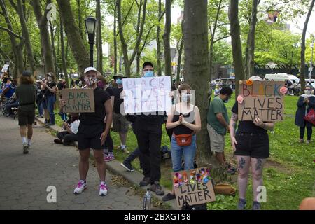 Memorial Versammlung und Demonstration zu Ehren George Floyd am Cadman Plaza in Brooklyn, der von Minneapolis Polizei ermordet wurde. Stockfoto