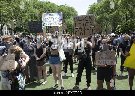 Memorial Versammlung und Demonstration zu Ehren George Floyd am Cadman Plaza in Brooklyn, der von Minneapolis Polizei ermordet wurde. Stockfoto