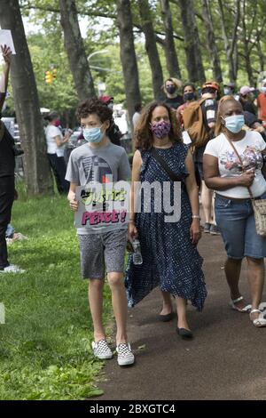 Memorial Versammlung und Demonstration zu Ehren George Floyd am Cadman Plaza in Brooklyn, der von Minneapolis Polizei ermordet wurde. Stockfoto