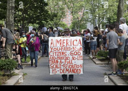 Memorial Versammlung und Demonstration zu Ehren George Floyd am Cadman Plaza in Brooklyn, der von Minneapolis Polizei ermordet wurde. Stockfoto