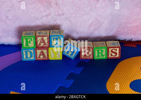 Vatertag Nachricht mit Kindern Holzblock Buchstaben auf einem Kind Spielmatte geschrieben Stockfoto